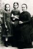 5 III 73.005 Johanna Roos mit 2 Nichten (1831-1911)